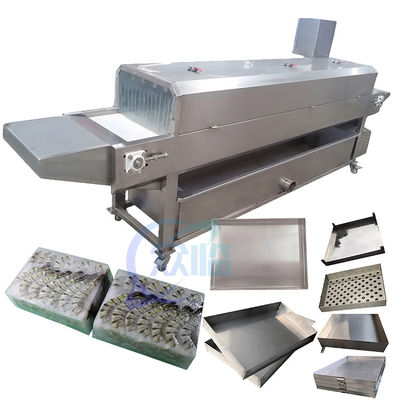 Bon prix Poissons distincts de machine de plateau et plateau congelé de crevette d'isolement dans l'usine de traitement de fruits de mer en ligne